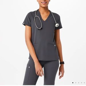 Casma Three-Pocket Scrub Top charcoal